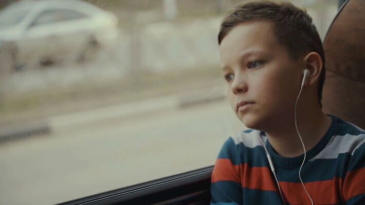 학생 응시 계절 음악 남학생 여행 노래 창문 교통시설 버스 한명 사람 소리 듣기 추위 코트 슬픔 가을 도시 좌절 고독 승차 출퇴근 일반 깊이 우울증 캡모자 혼자 4K MOV 해외동영상 클립영상 모자_잡화 1 시선 남자 감정 육상교통 교통 컨셉 비즈니스 모션 문화예술 대중교통 외투 질병 시설 동영상 파일형식