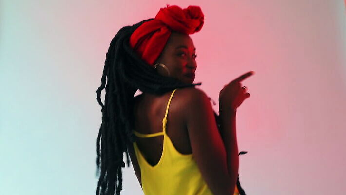 스튜디오촬영 라이프스타일 웰빙 여자 음악 청소년 미소 웃음 두명 10대 빨간색 활발 연주자 댄서 신선 유머 정상 터번 성인여자만 MOV 해외동영상 클립영상 직업 감정 컬러 컨셉 문화예술 실내 표정 사람 생활 음악가 머리장식 동영상 여자만 성인만 파일형식