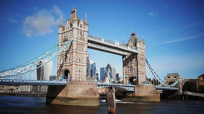 주간 구름 유럽 상징 로우앵글 여행 건축양식 하늘 아침 영국 잉글랜드 파노라마 풍경 사람없음 건물 물 빛 강 도시풍경 햇빛 탑 맑음 고층빌딩 도시 역사 심볼 런던 스카이라인 동영상 천연기념물 랜드마크 수도권 왕국 템스강 MOV 해외동영상 클립영상 자연요소 건축물 건축 나라 뷰포인트 날씨 촬영기법 빌딩 태양 지역 파일형식