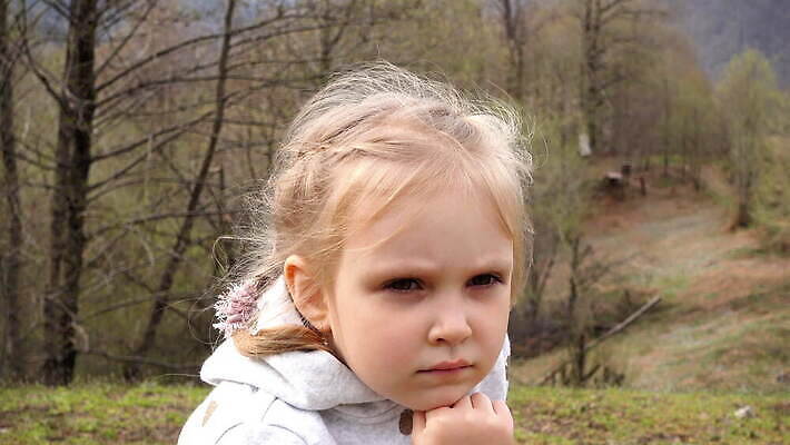 1 라이프스타일 공원 얼굴 어린이 백그라운드 자연 산 한명 사람 야외 초록색 갈색 봄 기쁨 슬픔 표현 닫기 고독 심각 4K MOV 해외동영상 클립영상 계절 공공시설 감정 컬러 컨셉 모션 생활 신체부위 생태계 동영상 파일형식