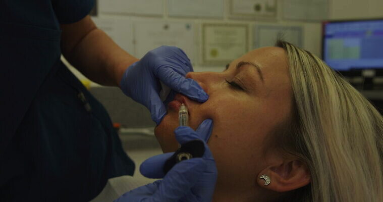 백인 여자 중년 장갑 영국 잉글랜드 실내 주사기 사람 성인 두명 30대 건강관리 환자 의사 마사지 조직 서식스 4K MOV 해외동영상 클립영상 서양인 잡화 유럽 의학 의료기기 건강 관리 내부 장년 의료진 동영상 파일형식