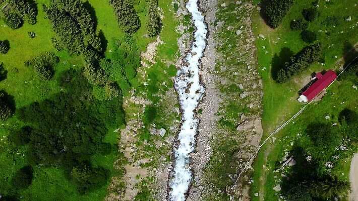나무 공원 유럽 여행 백그라운드 자연 하늘 산 안테나 그림자 사람없음 야외 초록색 물 파란색 강 환경 계곡 개울 정상 숲 암초 내추럴 항공촬영 드론 카자흐스탄 폭풍우 4K MP4 해외동영상 클립영상 자연요소 식물 공공시설 나라 아시아 뷰포인트 컬러 통신 비_날씨 자연재해 생태계 동영상 파일형식