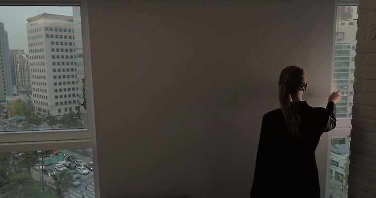 백인 응시 아시아 비즈니스 건축양식 창문 유리 거리 서울 파노라마 사람 성인 사람없음 컴퓨터 도시풍경 태블릿 터치패드 알약 디지털 도시 커튼 비즈니스우먼 오픈 바쁨 패드 시각장애인 터치스크린 4K MOV 해외동영상 클립영상 서양인 시선 여자 건축 나라 재질 한국 촬영기법 풍경 전자제품 스마트기기 약 직장인 장애인 동영상 파일형식