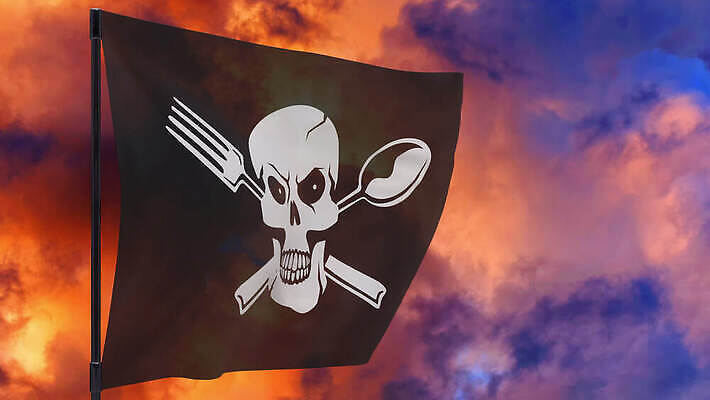 포크 하늘 바람 사람없음 빨간색 식당 숟가락 검은색 식사 일몰 죽음 깃발 독약 정크푸드 위험 심볼 해적 나쁜 불법복제 해골모형 호러 4K MOV 해외동영상 클립영상 자연요소 식기 컬러 컨셉 날씨 수저 모형 노을 상점 도둑 공포 동영상 파일형식