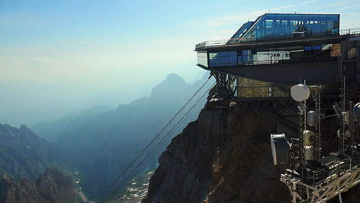 여행 교통시설 하늘 산 독일 풍경 사람없음 야외 건물 관광지 연결 케이블카 케이블카탑승장 바이에른 산맥 4K MOV 해외동영상 클립영상 건축물 유럽 교통 시설 동영상 파일형식