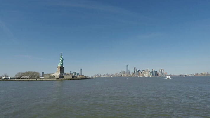 외관 조각 여행 건축양식 왕관 풍경 사람없음 야외 건물 물 도시풍경 조각상 고층빌딩 미국 자유 손전등 도시 역사 도심 민주주의 심볼 뉴욕 스카이라인 애국심 천연기념물 독립 랜드마크 이민 4K MOV 해외동영상 클립영상 자연요소 건축물 건축 이동 컨셉 북아메리카 조명 빌딩 조형물 동영상 파일형식