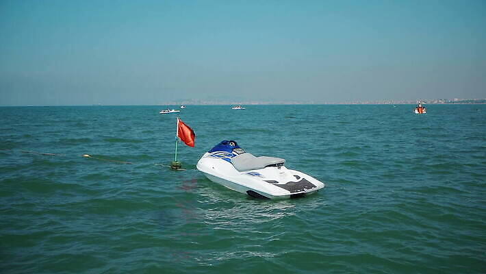 라이프스타일 스포츠 파도 바다 하늘색 휴가 스키 항해 사람없음 야외 물 파란색 모래사장 자전거 스쿠터 흰색 보트 승차 속도 제트기 모터 알바니아 4K MOV 해외동영상 클립영상 자연요소 컬러 배_교통 모션 겨울스포츠 비행기 생활 바이크 오토바이 동영상 파일형식 남유럽