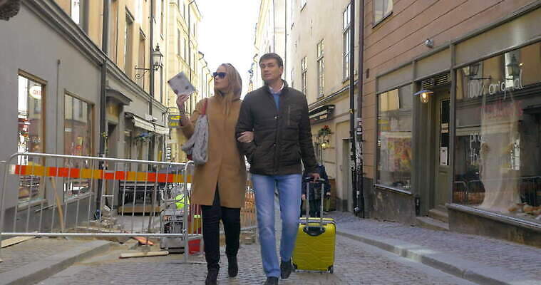 백인 커플 여자 남자 유럽 여행 지도 2 가방 가이드 가족 거리 스웨덴 사람 성인 사람없음 야외 건물 여행객 상점 여행가방 산책 카페 도시 검색 좁은 발견 방법 스톡홀름 조언 4K MOV 해외동영상 클립영상 서양인 직업 건축물 잡화 나라 관계 휴식 북유럽 동영상 파일형식