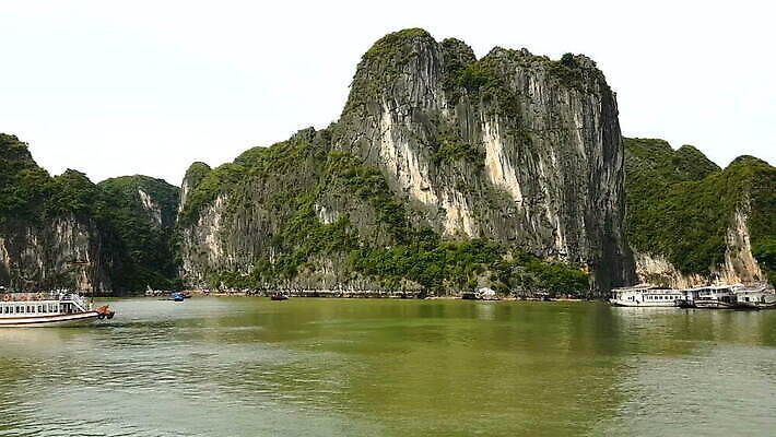 아시아 바다 섬 여행 자연 휴가 휴식 풍경 사람없음 초록색 물 보트 크루즈 베트남 랜드마크 석회암 이국적 MOV 해외동영상 클립영상 자연요소 나라 컬러 컨셉 배_교통 동남아시아 암석 생태계 동영상 파일형식