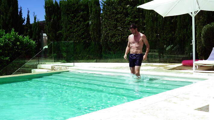 백인 남자 수영복 중년 여행 아프리카 휴가 휴식 수영장 탈의 한명 야외 운동복 점프 수영 활발 스페인 남아프리카 케이프타운 스플래쉬 남유럽 4K MOV 해외동영상 클립영상 서양인 1 옷 유럽 나라 컨셉 모션 사람 성인 수상스포츠 동영상 남아프리카공화국 파일형식