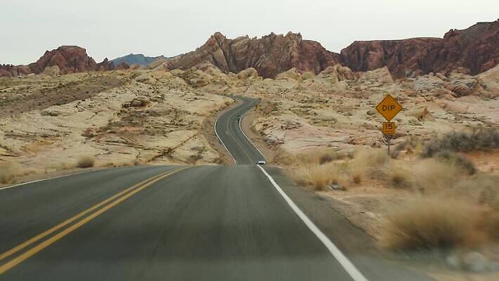도로 여행 자동차 자연 유리 산 사람없음 빨간색 미국 운전 자유 외계인 고속도로 황무지 땅 인도인 부식 진홍색 애리조나 루트 방법 벌거벗은 아즈텍 자동 지질학 직진 불모지 4K MP4 해외동영상 클립영상 외국인 교육 길 육상교통 컬러 컨셉 북아메리카 교통시설 모션 재질 동양인 미확인물체 생태계 동영상 파일형식