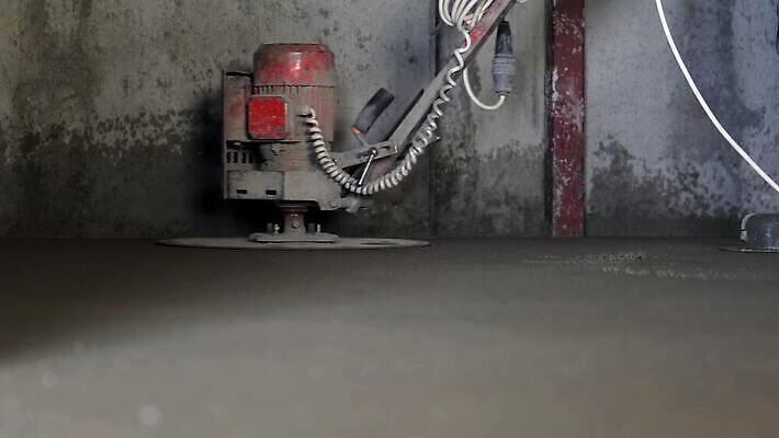 직업 산업 유니폼 노동자 바닥 작업복 사람없음 건물 기계 장비 건설현장 회색 업무 수술 수리 헬멧 종업원 모종삽 시멘트 닦기 공학 유지 개발 건축업자 공예가 땅바닥 마무리 방법 업그레이드 콘크리트 4K MP4 해외동영상 클립영상 건축물 옷 교육 건축 컬러 모션 건설업 작업 보호장비 삽 동영상 파일형식