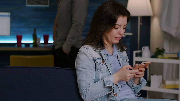 라이프스타일 행복 백그라운드 거실 인터넷 통신 베개 모바일 휴식 아파트 주택 말하기 대화 미소 앉기 사람없음 친구 스마트폰 핸드폰 독서 파티 관찰 타이핑 잡기 자신감 메시지 이메일 야간 연결 토론 알림 온라인 전송 소셜미디어 채팅 4K MOV 해외동영상 클립영상 자연요소 감정 컨셉 관계 침구 모션 표정 이벤트 건물 생활 전자제품 스마트기기 동영상 파일형식