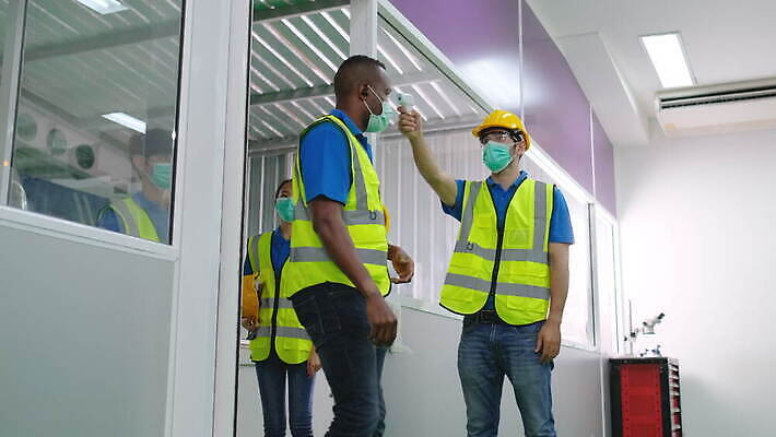 산업 공장 노동자 직장 건강 가면 안전 사람 여러명 디지털 장비 업무 뜨거움 열 수비 기술자 엔지니어 바이러스 보호 온도계 분석 창고 직원 측정 경영자 예방 감염 온도 이마 적외선 코로나바이러스 4K MOV 해외동영상 클립영상 직업 다수 컨셉 회사 공업 모션 작업 리더 동영상 파일형식