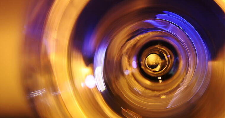 디자인 컬러 백그라운드 패턴 유리 추상 조명 미술 사람없음 장식 물 빛 뷰티 반사 노란색 디지털 젖음 추위 물방울 닫기 소프트포커스 브레이크 크리스탈 빗방울 질감 다이아몬드 유리그릇 블러 블러효과 새기다 인공 비어있는 4K MOV 해외동영상 클립영상 자연요소 그릇 무늬 모션 재질 문화예술 촬영기법 비_날씨 광석 보석 동영상 파일형식 효과