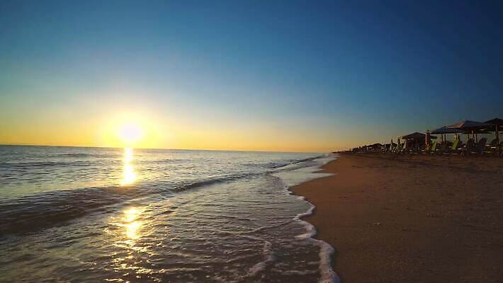 구름 계절 모래 파도 바다 섬 백그라운드 자연 하늘 바람 휴가 휴식 사람없음 야외 여름 햇빛 태양 일출 맑음 일몰 거품 젖음 물방울 전원 만 액체 서핑 휴양지 분무기 폭풍 내추럴 힘찬 스플래쉬 수평선 4K MP4 해외동영상 클립영상 자연요소 컨셉 날씨 노을 장소 수상스포츠 전기에너지 생태계 동영상 파일형식