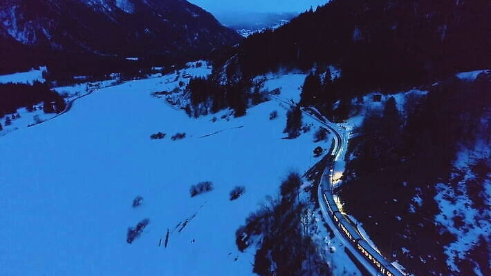 나무 겨울 교통시설 자연 하늘 산 안테나 풍경 사람없음 야외 기찻길 기차 추위 흰색 터널 야간 저녁 숲 스위스 알프스 공학 빛망울 항공촬영 구름다리 랜드마크 옛날 조감도 4K MOV 해외동영상 클립영상 자연요소 식물 계절 교육 유럽 길 육상교통 뷰포인트 컬러 교통 통신 대중교통 빛 다리 밤 시설 생태계 동영상 가교 파일형식