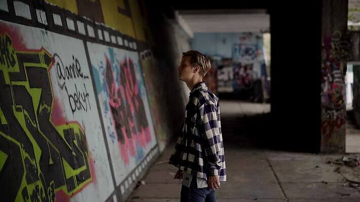 학생 라이프스타일 남자 안경 벽 컬러 컨셉 인터넷 비즈니스 학교 하늘 수염 거리 미술 한명 앉기 소년 야외 노트북 스터디 컴퓨터 청춘 도시풍경 유행 고층빌딩 공책 페인트 덮개 도시 업무 그래피티 시원함 무선전화기 뉴욕 조경 예술가 스카이라인 맨해튼 숨김 반항 멍청이 방법 4K MOV 해외동영상 클립영상 1 잡화 교육 어린이 모션 문화예술 문구용품 사람 풍경 빌딩 생활 전자제품 학습 미국 뚜껑 작업 낙서 전화기 그림 동영상 파일형식