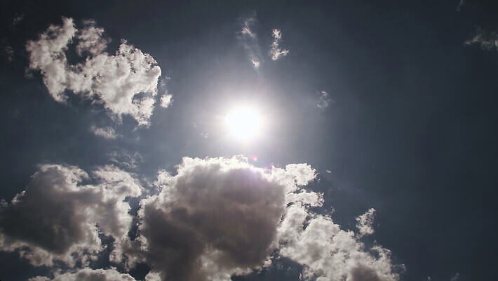 구름 컬러 백그라운드 자연 하늘 날씨 풍경 사람없음 야외 가로 여름 파란색 빛 햇빛 태양 우주 환경 흰색 전원 분위기 장면 천국 솜털 스카이라인 내추럴 오존 적란운 천창 유일 4K 타임랩스 MOV 해외동영상 클립영상 자연요소 계절 컨셉 촬영기법 전기에너지 생태계 동영상 파일형식 구름_자연