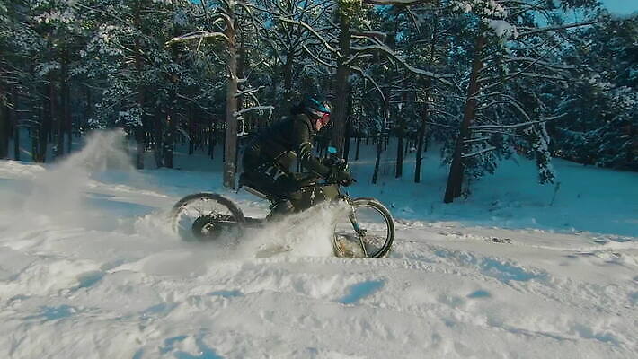 남자 스포츠 겨울 모션 한명 야외 자전거 힘 운전 에너지 오토바이 승차 숲 헬멧 모터 라이더 바이크레이서 바이킹 베터리 산악자전거 MOV 해외동영상 슬로모션 클립영상 1 계절 촬영기법 사람 바이크 보호장비 동영상 파일형식