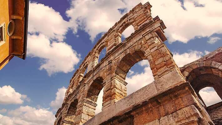 외관 유럽 문화 여행 건축양식 하늘 미술 사람없음 건물 여름 파란색 빛 도시풍경 황혼 경기장 이탈리아 골동품 바위 도시 시간 역사 야간 저녁 로마 극장 아치 콜로세움 원형경기장 빛망울 천연기념물 랜드마크 로마인 베로나 옛날 원형극장 제국 파멸 검투사 포럼 4K 타임랩스 MP4 해외동영상 클립영상 자연요소 직업 건축물 계절 건축 나라 컬러 컨셉 스포츠시설 문화예술 촬영기법 인종 풍경 일몰 돌_바위 토론 동영상 파일형식 소멸