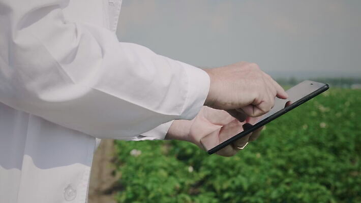 식물 직업 손 여자 과학 밭 농업 인터넷 비즈니스 통신 자연 모바일 노동자 사람없음 농작물 컴퓨터 알약 농장 환경 디지털 장비 정보 수확 잡기 작업 실험실 농부 생명공학 과학자 분석 유기농 원예 전자 밭일 제어 4K MOV 해외동영상 클립영상 웰빙 산업 컨셉 의학 모션 실험 사람 취미 신체부위 전자제품 약 생태계 동영상 학자 파일형식