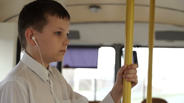 학생 응시 계절 음악 남학생 여행 셔츠 노래 창문 교통시설 버스 한명 사람 소리 듣기 추위 코트 슬픔 가을 도시 좌절 고독 승차 출퇴근 일반 깊이 우울증 캡모자 혼자 4K MOV 해외동영상 클립영상 모자_잡화 1 시선 남자 감정 육상교통 교통 컨셉 상의 비즈니스 모션 문화예술 대중교통 외투 질병 시설 동영상 파일형식