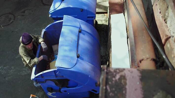 응시 남자 음식 가방 거리 따뜻함 한명 야외 코트 쓰레기통 도시 좌절 쓰레기 가난 수집 만취 먹기 버리기 배고픔 문제 중독 거지 구걸 노숙자 옛날 우울증 혼자 자선단체 4K MP4 해외동영상 클립영상 1 시선 잡화 감정 컨셉 모션 사람 외투 그룹 질병 동영상 술취함 자선 파일형식