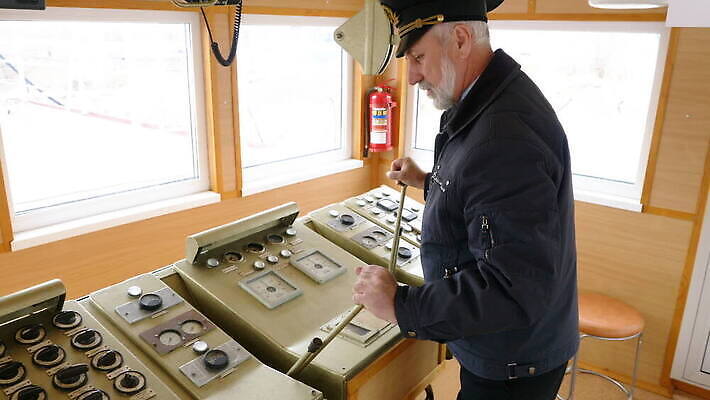 산업 선 바다 이동 컨셉 지도 비즈니스 교통시설 항해 어류 한명 물 스크린 모니터 기계 장비 운전 화물 업무 자신감 그물 보트 파일럿 방향 함선 낚시꾼 선원 네비게이션 계기판 시범 장교 제어 하드웨어 획기적 MOV 해외동영상 클립영상 자연요소 직업 1 감정 교통 배_교통 모션 사람 컴퓨터 수중동물 운송업 작업 시설 동영상 파일형식