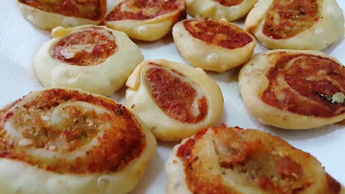 전통 음식 토마토 치즈 피자 나선형 건강 육류 요리 사람없음 목재 크래커 쿠키 케이크 식사 껍질 신선 맛 굽기 먹기 허브 향신료 햄 퍼프 롤 레시피 추수감사절 뷔페 페스츄리 핸드메이드 맛있는 페스토 프로슈토 4K MOV 해외동영상 클립영상 나무 식물 기독교 빵 컨셉 무늬 채소 식재료 재료 모션 디저트 유제품 패스트푸드 서양음식 소스_음식 구이 동영상 향미료 파일형식