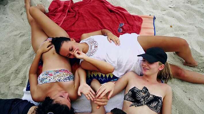 백인 라이프스타일 여자 남자 행복 모래 백그라운드 컨셉 휴가 함께함 미소 웃음 사람 성인 사람없음 여름 뷰티 파티 우정 기쁨 그룹 머리위 다민족 내추럴 거짓말 4K MP4 해외동영상 클립영상 서양인 계절 감정 표정 이벤트 생활 친구 동영상 파일형식