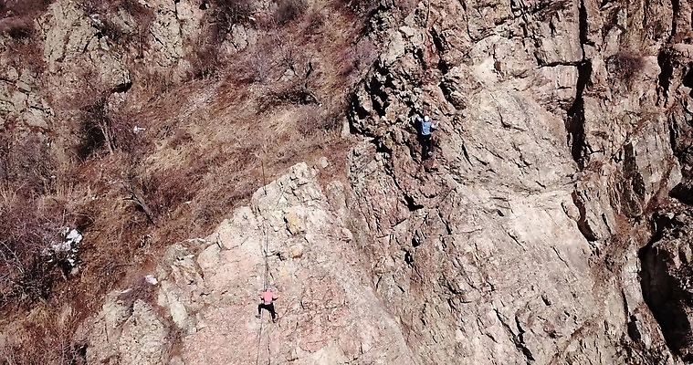라이프스타일 여자 밧줄 벽 스포츠 모션 자연 성공 산 안테나 건강 안전 사람 사람없음 야외 운동 힘 등산 장비 도전 체험 정상 위험 집중 연습 오르기 항공촬영 드론 산악가 4K MP4 해외동영상 클립영상 줄 뷰포인트 컨셉 통신 생활 트래킹 생태계 동영상 파일형식