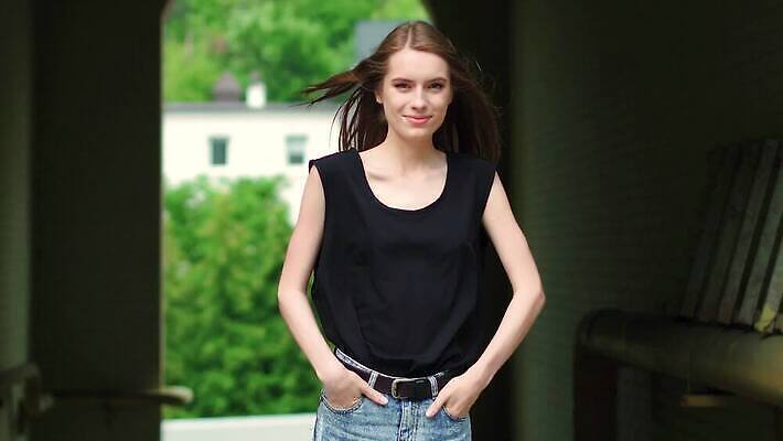 모델 여자 행복 얼굴 벽 백그라운드 자연 건강 한명 사람 성인 태양 뷰티 섹시 봄 흰색 화려 터널 만족 내추럴 4K MP4 해외동영상 클립영상 자연요소 1 계절 감정 길 컬러 컨셉 신체부위 생태계 동영상 파일형식