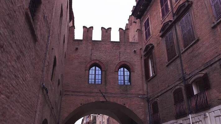 외관 벽 조각 건축양식 하늘 사람없음 야외 건물 파란색 숫자 여행객 탑 이탈리아 궁전 골동품 도시 중세 역사 재산 묘사 대리석 벽돌담 기념물 목각 천연기념물 랜드마크 르네상스 세기 4K MP4 해외동영상 클립영상 문자 건축물 건축 유럽 컬러 고건축 재료 모션 벽돌 사람 금융 담장 동영상 파일형식