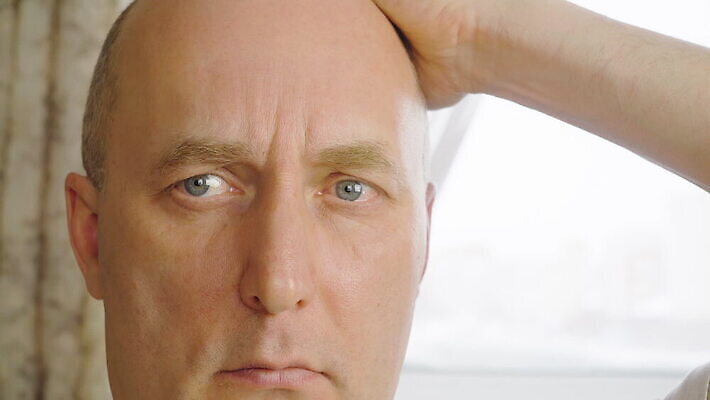 백인 손 남자 얼굴 중년 티셔츠 스트레스 건강 한명 사람 성인 머리 고통 추위 환자 분노 짜증 흰색 잡기 질병 뇌 고민 두통 대머리 문제 불만 돌봄 옛날 우울증 조언 타격 정신건강 MOV 해외동영상 클립영상 서양인 1 헤어스타일 감정 컬러 셔츠 의학 모션 신체부위 동영상 파일형식