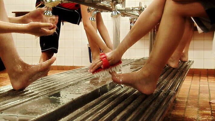 백인 손 남자 수영복 어린이 신체 발 바닥 건강 사람 소년 사람없음 물 친구 목욕 젖음 욕실 물방울 붓 씻기 빨래 청소 피부 비누 샴푸 내추럴 샤워실 위생관리 하수 MOV 해외동영상 클립영상 자연요소 서양인 옷 가사 관계 관리 신체부위 위생용품 청결 동영상 샤워시설 파일형식