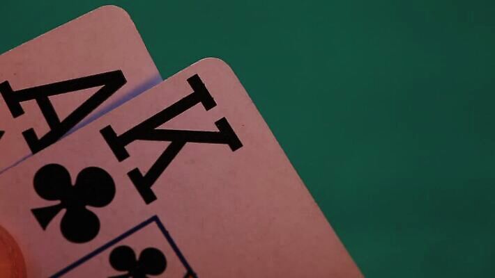 손 탁자 사람없음 초록색 우승 신용카드 닫기 왕 카지노 클럽 포커 에이스 펠트 MOV 해외동영상 클립영상 컬러 가구 모션 신체부위 금융 게임 최고 트럼프 도박 동영상 파일형식 천_직물