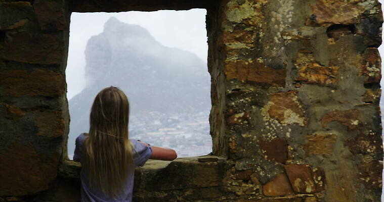 긴머리 응시 여자 초등학생 어린이 벽 창문 아프리카 산 한명 서기 야외 뒷모습 캐주얼 금발 달리기 시골 남아프리카 케이프타운 산맥 4K 트래킹숏 MOV 해외동영상 클립영상 1 학생 헤어스타일 시선 옷 나라 뷰포인트 모션 촬영기법 사람 동영상 남아프리카공화국 파일형식