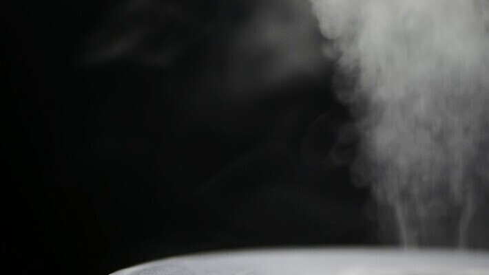 백그라운드 건강 사람없음 물 검은색 어둠 습기 젖음 촉촉함 안개 흰색 물방울 고리 호흡기관 연기 호흡 수증기 수분 분무기 수분크림 천식 카피스페이스 비어있는 MP4 해외동영상 클립영상 자연요소 컬러 날씨 화장품 공백 장기_의학 질병 동영상 파일형식