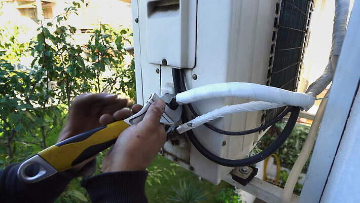 직업 남자 행복 산업 노동자 주택 안전 사람 사람없음 물 장비 에너지 흰색 공구 스패너 최고 업무 뜨거움 기술자 수리 난방기 서비스 상업 시스템 고정 다리찢기 유지 린스 배관공 보일러 설치 용광로 4K MOV 해외동영상 클립영상 자연요소 감정 컬러 모션 건물 도구 작업 동영상 난방용품 파일형식