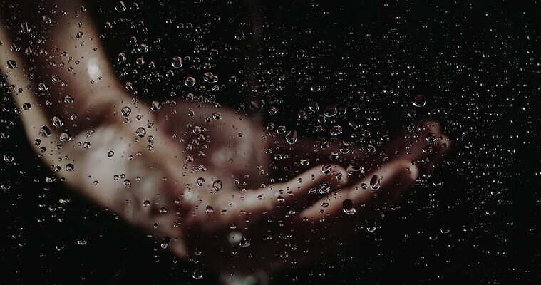 스튜디오촬영 손 백그라운드 컨셉 패턴 손가락 유리 추상 손바닥 사람없음 물 검은색 젖음 물방울 얼룩 액체 붓기 닫기 빗방울 4K 락다운 MOV 해외동영상 클립영상 자연요소 컬러 무늬 모션 재질 실내 신체부위 비_날씨 동영상 파일형식