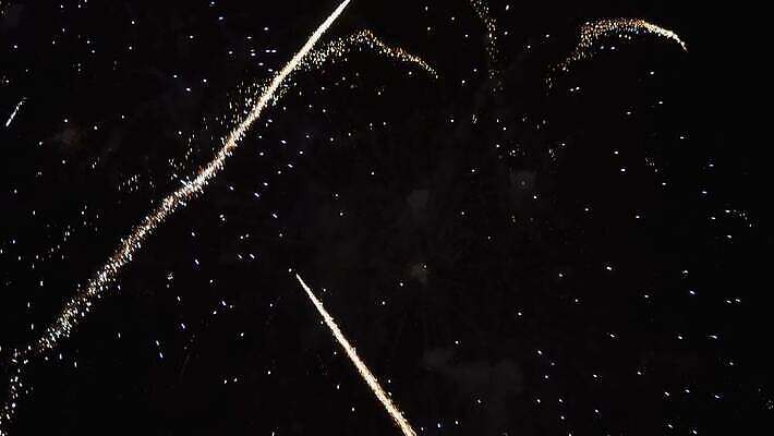 기념일 행복 백그라운드 오렌지 텍스트 벽지 하늘 불 불꽃 새로움 새해 기념 폭죽 이벤트 사람없음 빛 파티 검은색 축제 생일 4 황금 야간 폭발 연도 쇼 파열 7월 고립 카운트다운 효과 4K MP4 해외동영상 클립영상 자연요소 감정 컬러 컨셉 과일 숫자 날짜 동영상 파일형식