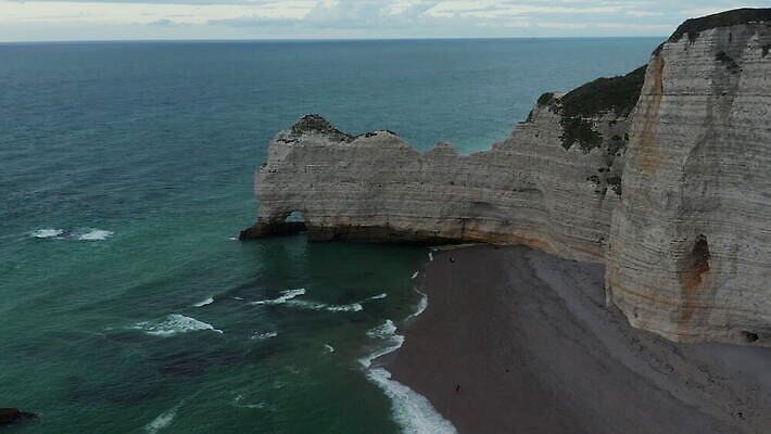 유럽 바다 자연 안테나 파노라마 사람없음 초록색 물 파란색 하이앵글 절벽 프랑스 만 아치 프랑스어 노르망디 드론 랜드마크 4K MOV 해외동영상 클립영상 자연요소 문자 나라 뷰포인트 컬러 통신 촬영기법 생태계 동영상 파일형식