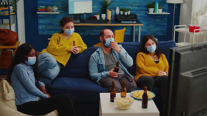 응시 행복 거실 아파트 주택 맥주 대화 가면 마스크 미소 사람없음 친구 소파 글로벌 파티 검은색 텔레비전 우정 펼침 마시기 바이러스 보호 예방 건배 번짐 다인종 섞기 소셜 코로나바이러스 사교적 뉴노멀 4K MOV 해외동영상 클립영상 시선 감정 컬러 컨셉 의자 관계 모션 주류 표정 말하기 인종 이벤트 건물 경제 전자제품 동영상 파일형식 효과