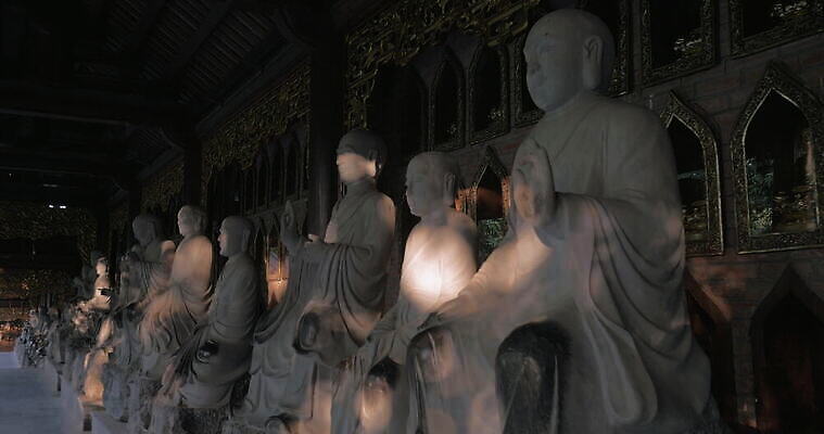 백인 아시아 종교 조각 여행 불교 미술 사람 성인 사람없음 조각상 여행객 카메라 탑 일몰 사찰 복도 발사 베트남 슛 신성 방문 랜드마크 4K MOV 해외동영상 클립영상 서양인 건축물 나라 종교건축 문화예술 전자제품 조형물 노을 동남아시아 동영상 파일형식