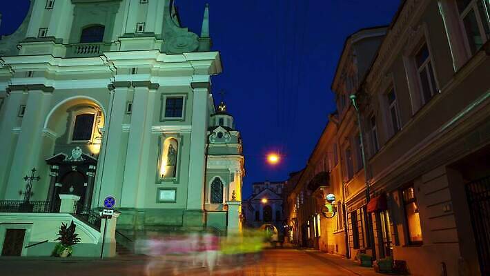 라이프스타일 모션 거리 사람 사람없음 빛 성당 교회 봄 새벽 흰색 시간 야간 대문 타운 스카이라인 리투아니아 옛날 많음 4K 타임랩스 MP4 해외동영상 클립영상 자연요소 계절 유럽 컬러 컨셉 종교건축 촬영기법 건물 생활 문 도시 동영상 파일형식
