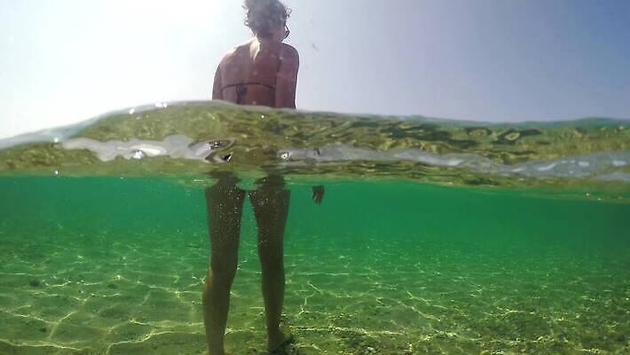 모델 라이프스타일 여자 행복 바다 여행 자연 휴가 휴식 바닥 사람없음 야외 물 비키니 햇빛 유행 산책 트래킹 자유 신선 우아함 날씬함 섹슈얼리티 이국적 스타일 4K MP4 해외동영상 클립영상 자연요소 수영복 감정 컨셉 레저 사람 생활 태양 몸매 생태계 동영상 파일형식
