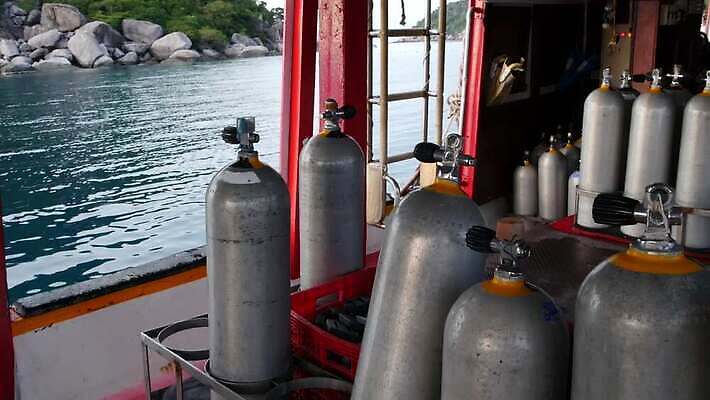 주간 스포츠 바다 섬 여행 태국 휴가 항해 취미 사람없음 물 맑음 장비 보트 잠수부 호흡 휴양지 다이빙 함선 탱크 가스 수납 기어 산소 깊이 실린더 압력 압축 철강 많음 4K MP4 해외동영상 클립영상 자연요소 아시아 컨셉 배_교통 날씨 수영 장소 원소 전문직 동영상 수중스포츠 파일형식