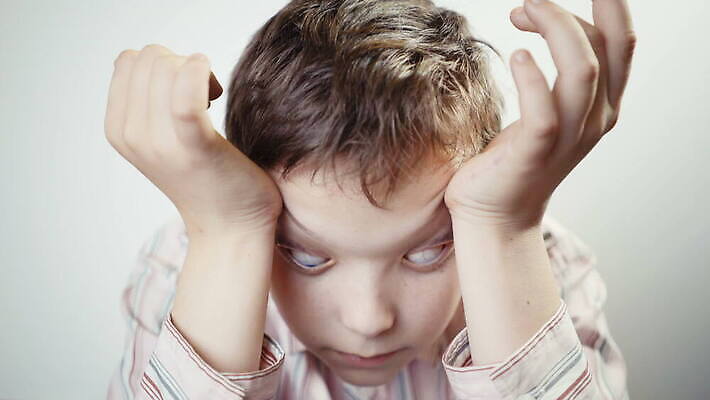 백인 남자 감정 얼굴 어린이 스트레스 한명 서기 사람 소년 10대 청춘 외침 슬픔 흰색 표현 아기 좌절 걱정 문제 고립 우울증 혼란 4K MOV 해외동영상 클립영상 서양인 1 컬러 컨셉 모션 청소년 신체부위 소리 질병 동영상 파일형식