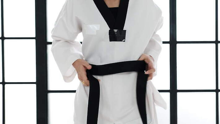 라이프스타일 옷 아시아 문화 선 스포츠 포즈 백그라운드 학교 건강 한명 서기 사람 동양인 운동복 청춘 운동 교사 힘 경쟁 벨트 표현 인사 방어 기모노 연습 태권도 활 체육관 싸움 위치 유도 압축 존경 4K MOV 해외동영상 클립영상 직업 1 잡화 교육 나라 컨셉 모션 어류 인종 생활 격투기 예절 일본전통의상 동영상 파일형식